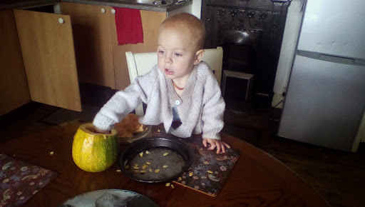 getting toddlers involved in pumpkin carving